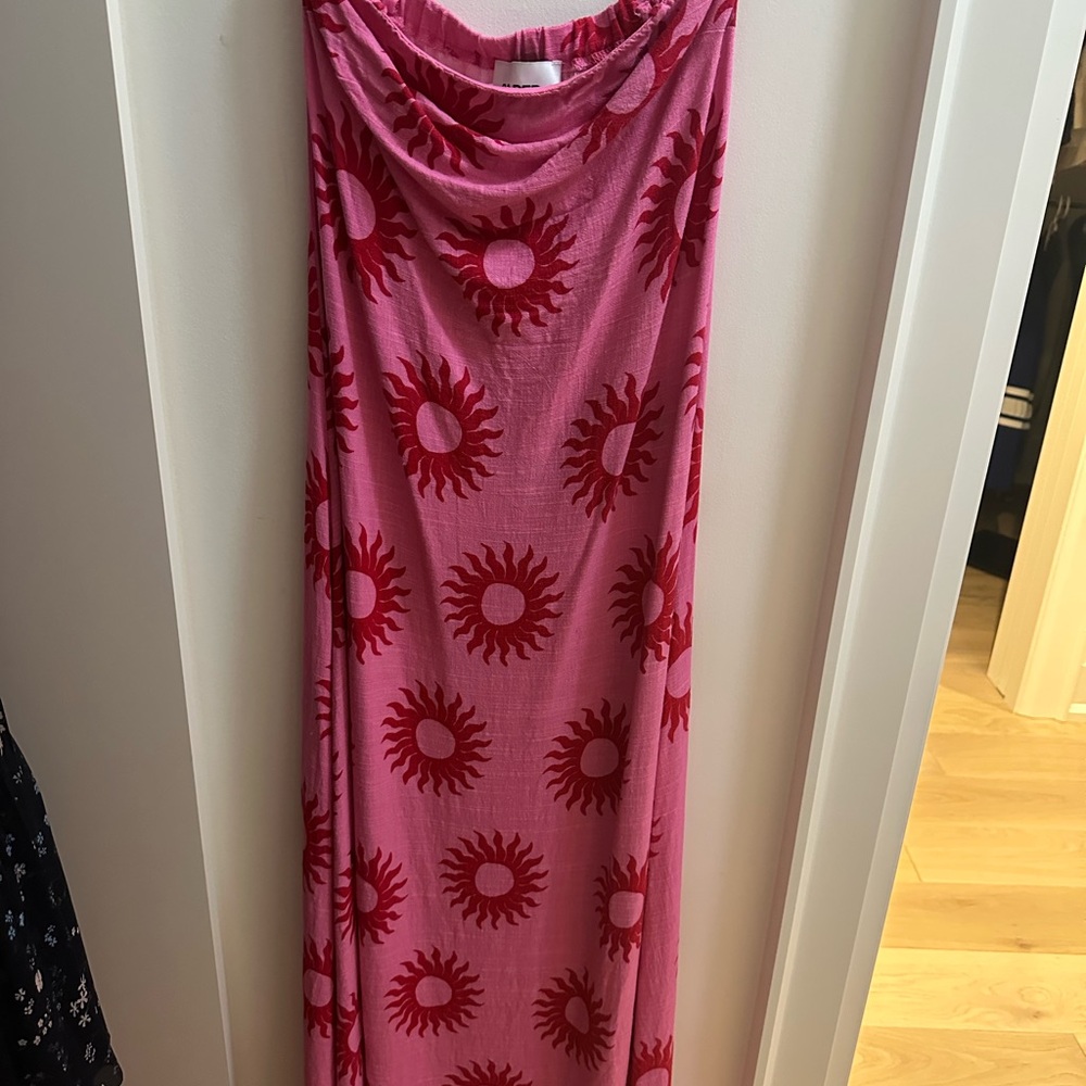 Elegant Pink Sunburst Maxi Dress